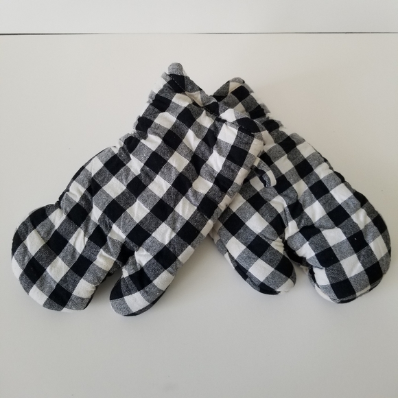 🚫SOLD🚫Black Buffalo Checkered Oven Mittens - Picture 3 of 6